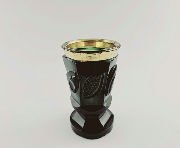 Biedermeier - Fussbecher, turmalingrün mit erhabenen Blättern. Böhmen, Mitte 19.Jh.