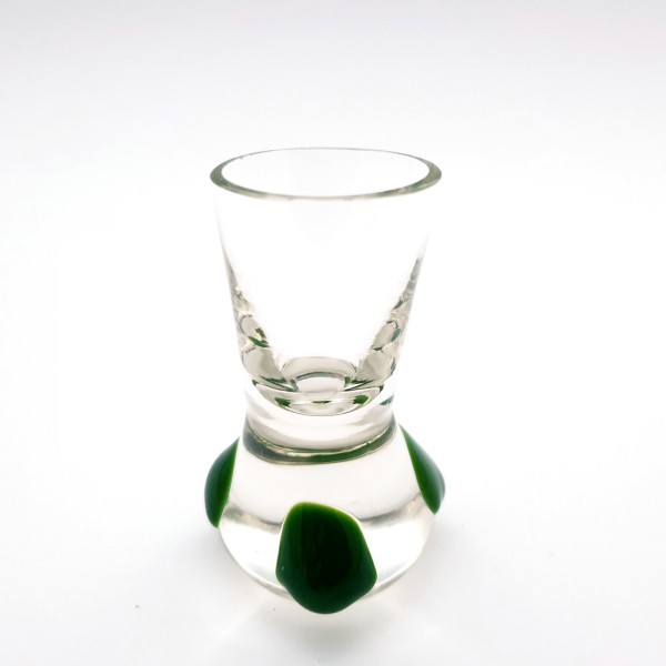 Schnapsglas mit aufgelegten grünen Glastropfen. Wohl Poschinger, um 1900.