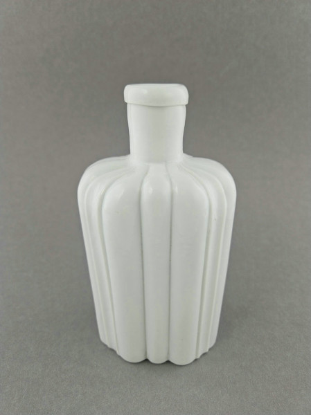 Rippenflasche / Apothekenflasche. Milchglas, 19.Jh.