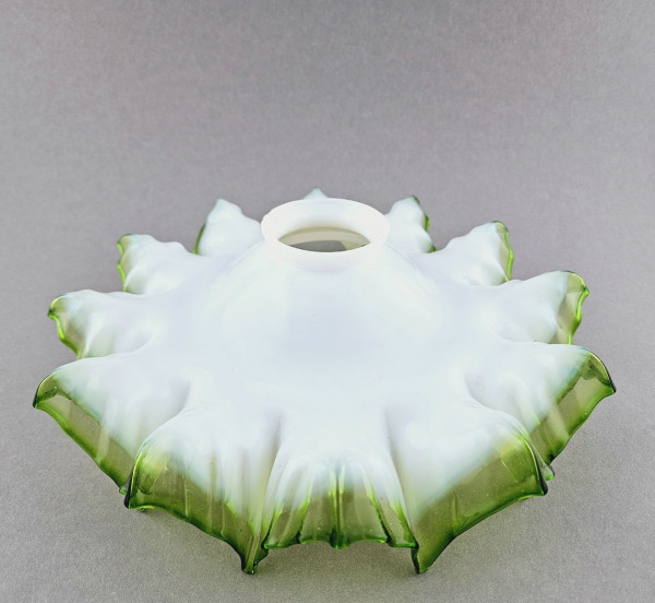 Jugendstil - Lampenschirm. Milchglas mit grünem Rand, um 1900.