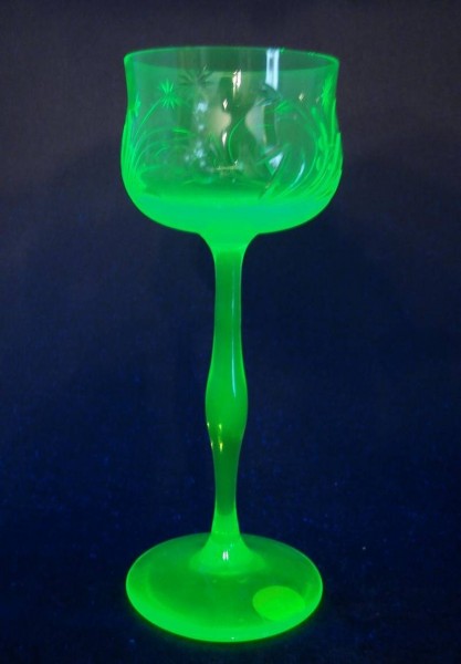 Jugendstil - Weinglas. Uranglas mit Schliffdekor, um 1905.