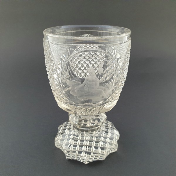 Biedermeier - Fussbecherglas mit der PARZE KLOTHO "Spinne bedachtsam .....", Harrach / Neuwelt, um 1