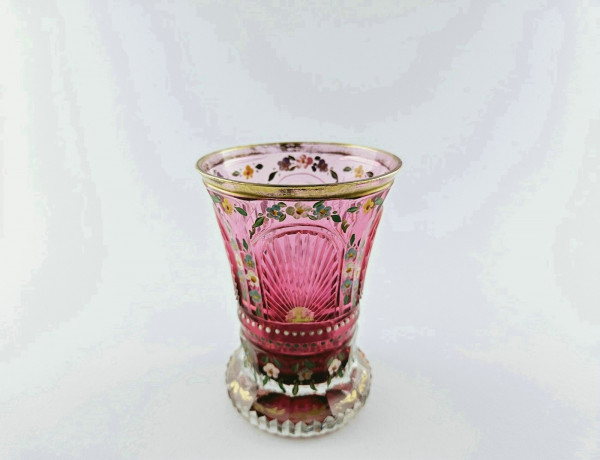 Biedermeier - Ranftbecher goldrubin, mit floraler Emailbemalung, um 1850.
