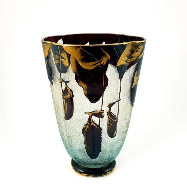 Jugendstil - Glas Vase mit Kannenpflanze. Baccarat, Ende 19.Jh.