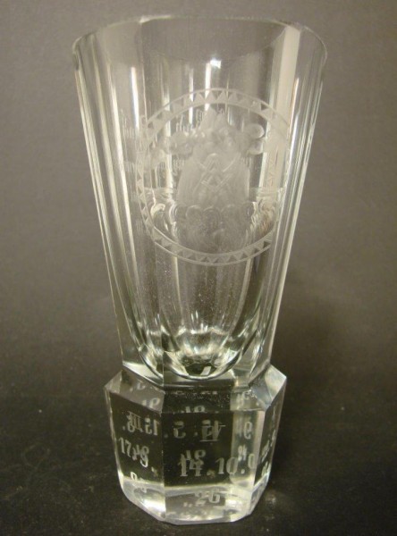 Freimaurer - Logenglas "Kanone" mit Datierungen von 1924 bis 1930.