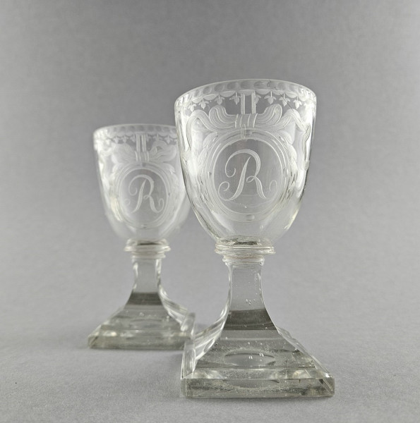 Empire - 2 Weingläser mit geschliffenem "R" und Plinthe, um 1800.