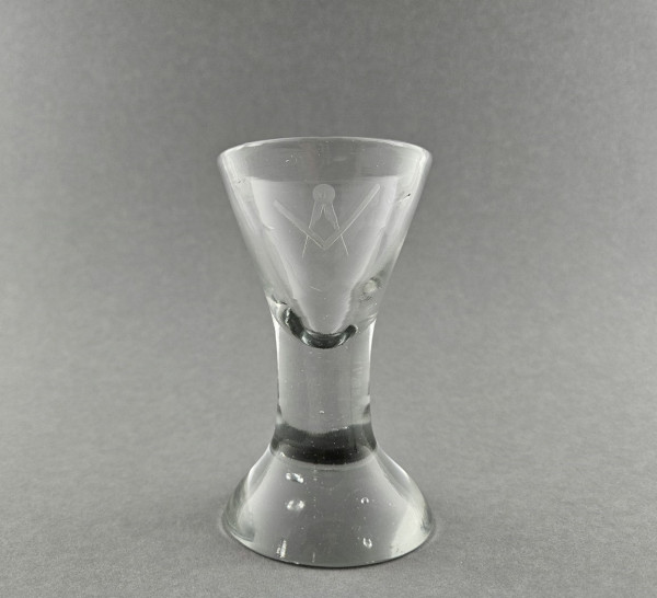 Freimaurer - Logenglas / Schnapsglas mit Winkel und Zirkel, 18./19.Jh.