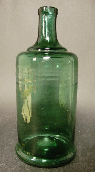 8878 / Alte Flasche, modelgeblasenes grünes Glas.