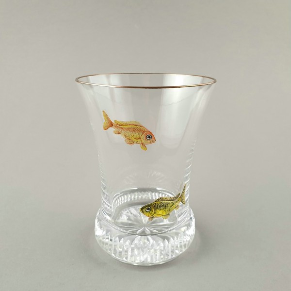 Ranftbecherglas mit Fischen und Goldrand.