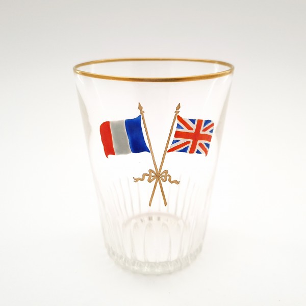 Becherglas mit den Flaggen von Frankreich und England. Weltkrieg.