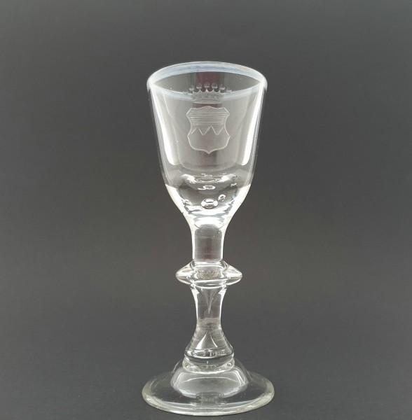 Pokalglas / Weinglas mit Wappen und Krone. Lauenstein oder Schorborner Hütte, 18./19.Jh.