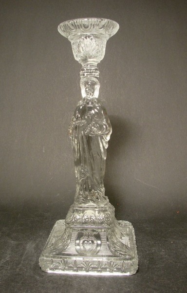 Kerzenleuchter mit Madonna aus Pressglas. Wohl Frankreich, um 1900.