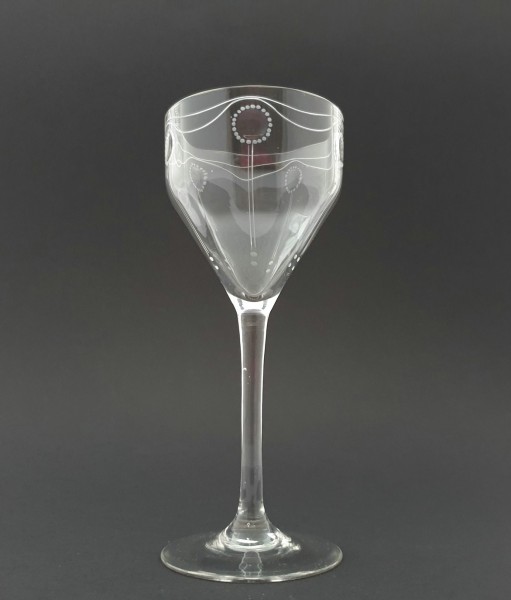 Jugendstil - Weinglas mit Schliffdekor, um 1915.