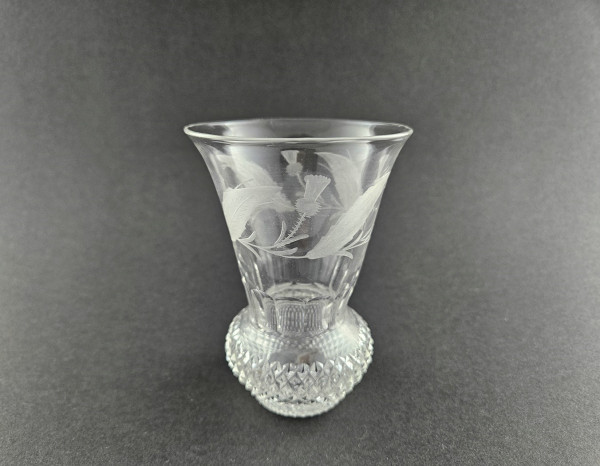 Biedermeier - Becherglas mit geschliffenen Disteln. Nancy.